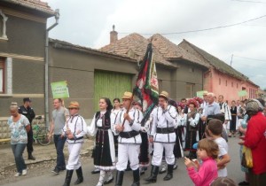 parada-portului-popular-vinerea-2014